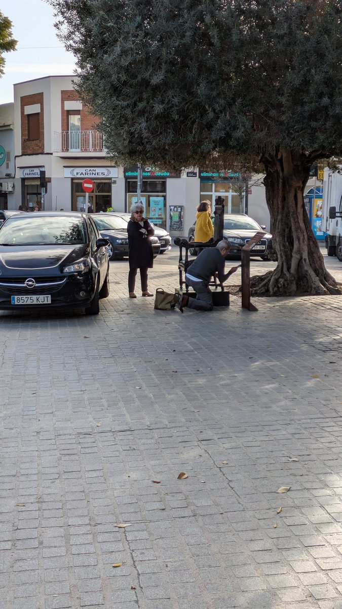 jsg2503's tweet photo. A #Badalona, fa poc, es va col·locar un monument a l'alcalde Xifré (ERC) afusellat pels fascistes immediatament acabada la guerra. Avui he vist a l'escultor de l'obra netejant-la ja que estava  molt bruta.   Sembla ser que l'@AjBadalona no mana netejar-la ni fer-hi el manteniment https://t.co/OAPy1thRtX
