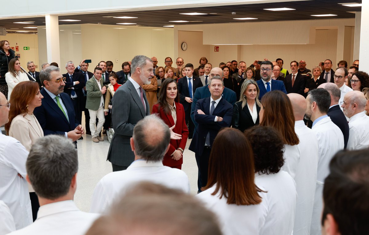 Los Reyes, junto al personal sanitario del nuevo Hospital Universitario de Cuenca durante el acto de inauguración.

➡️casareal.es/ES/Actividades…