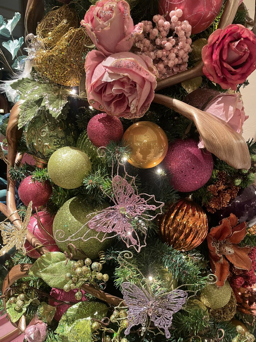 seripk__'s tweet photo. ディズニーシーのファンタジースプリングス・ギフトにあったクリスマスツリーがかわいすぎて待ち受けにした💖🌷🧡🧚🏻 https://t.co/BF9h3cNjx0