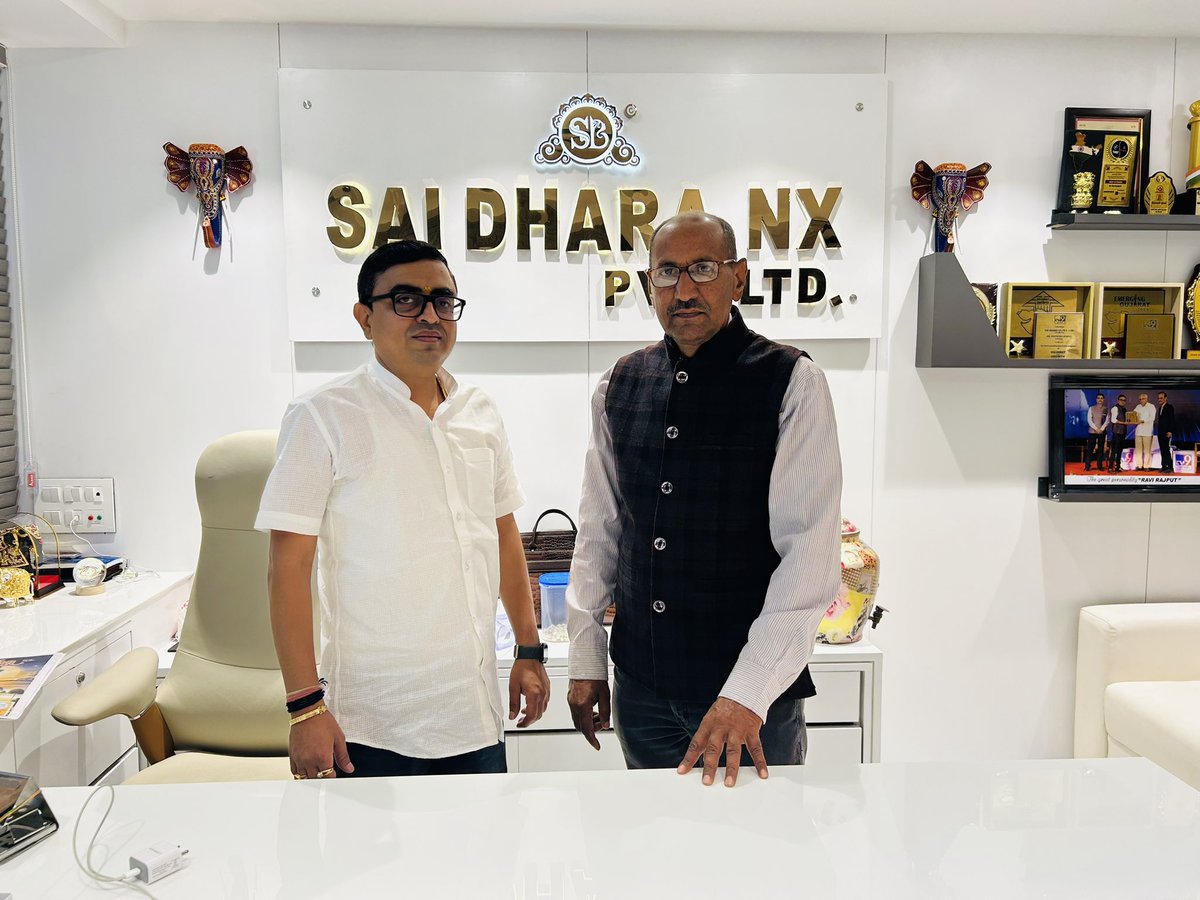 ratansingh's tweet image. सूरत के प्रख्यात कपड़ा कारोबारी रवि भाई राजपूत से मुलाकात की और उन्हें मुख्यमंत्री द्वारा सम्मानित होने की बधाई दी।