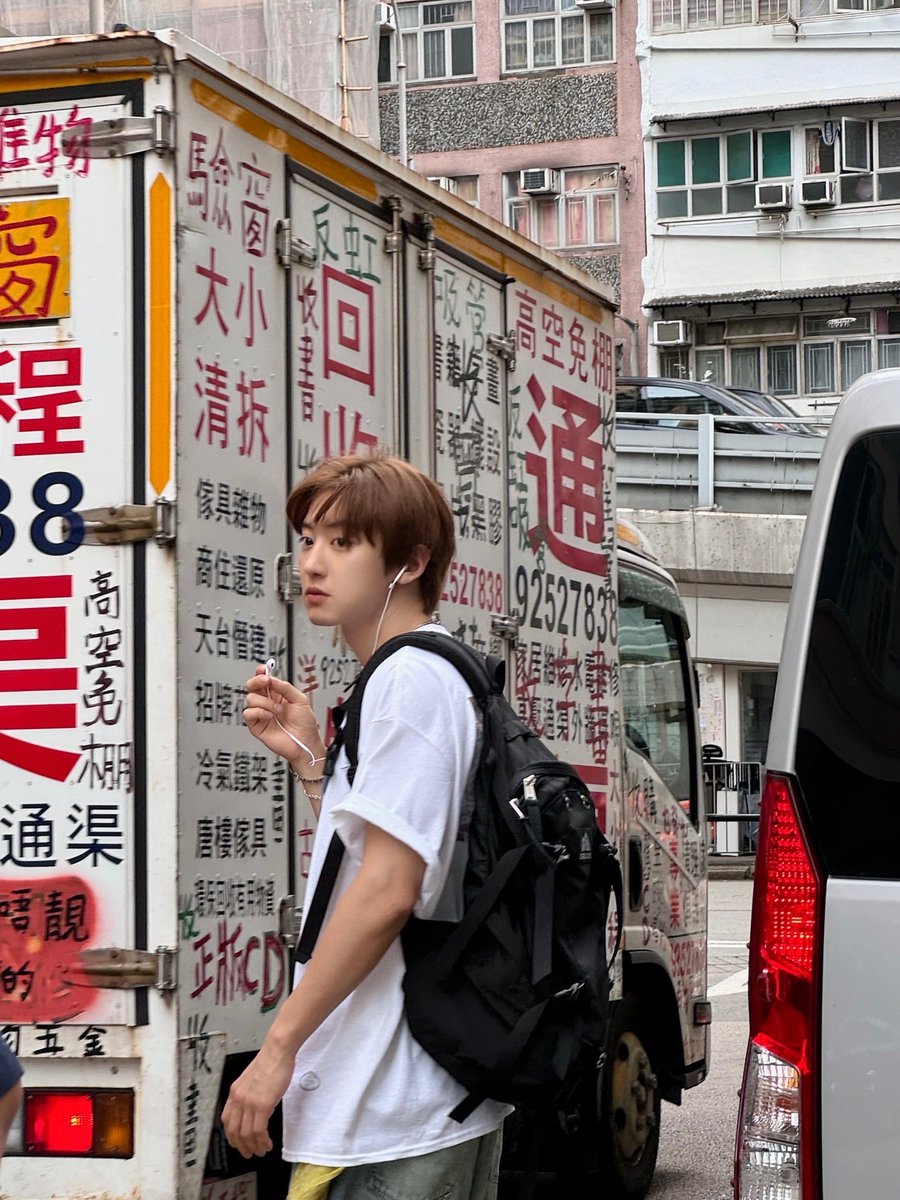 1127message's tweet photo. 241219 CHANYEOL 🍒💭

"Since I'm going to Hong Kong, here are Hong Kong photos"

"What do you think?"

#찬열버블 https://t.co/J96FvXB1Jh