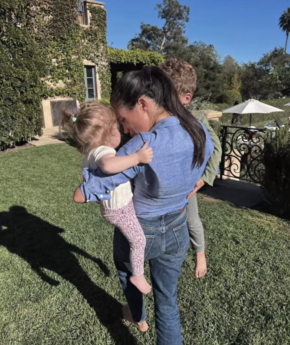 The way these kids are behaving is a bit odd, isn’t it? When you hold your own child on your hip, they usually cling to your neck—it’s just instinctive. But these two don’t seem to show any connection to Meghan. They’re just hanging there, almost like they don’t really know her.