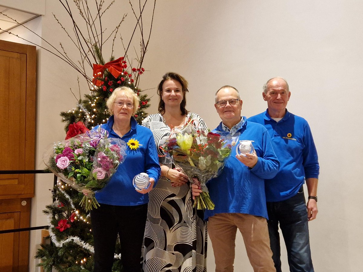 Burgemeester Stemerdink reikt Parels van Voorschoten uit aan mevrouw Verdonk-Ketelaar en de heer De Wit. Lees verder via 👉 tinyurl.com/3mmf7zrd.