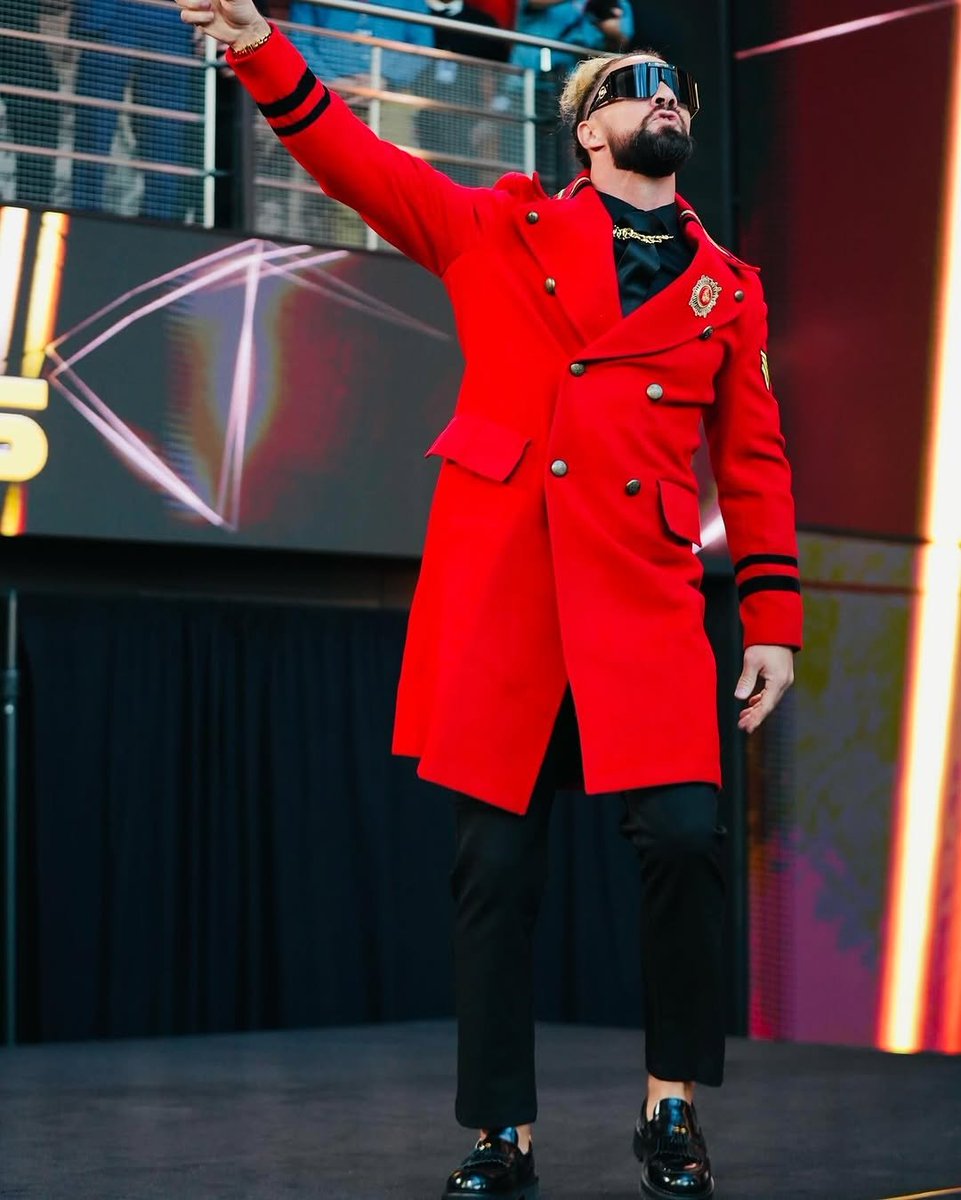 Amanda_1979Xx's tweet photo. .@WWERollins the #DripGawd looking great at the #RawOnNetflix event yesterday 🔥🔥🔥
I've been getting some great comments on this look across my Seth accounts ❤️❤️
📷: @kingtroi https://t.co/MxLXRZpWo3
