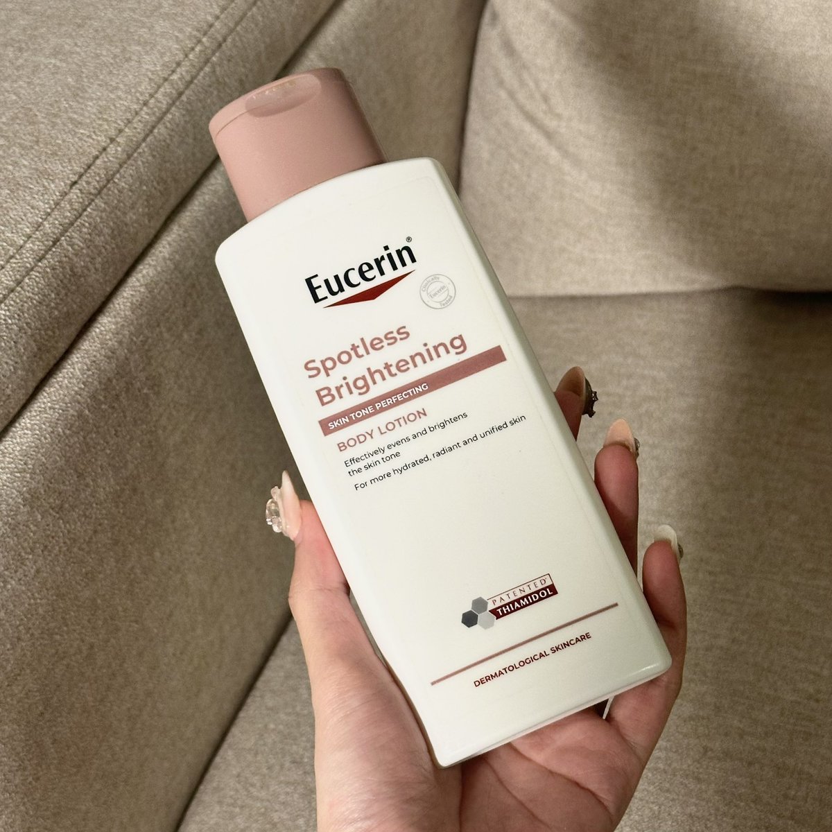 morpormorpaeng's tweet photo. Eucerin ถ้ามีงบ อยากให้ลองมากกกกก เรียกว่าตัวจบของวงการผิวได้เลย คุ้มกับทุกบาทที่จ่ายจริงๆ แบรนด์เคลมเลยว่าเห็นผลภายใน 2 อาทิตย์ แล้วมันขาวขึ้นจริงๆ ทั้งที่ยังใช้ไม่ถึงครึ่งขวดอะ ผิวขาวขึ้น+เนียนแบบเนียนจนตกใจ กราบ thiamidol ขาวแบบมีงานวิจัยรองรับ

: https://t.co/Sc4gSRGvZ8 https://t.co/yxQWahWHvg