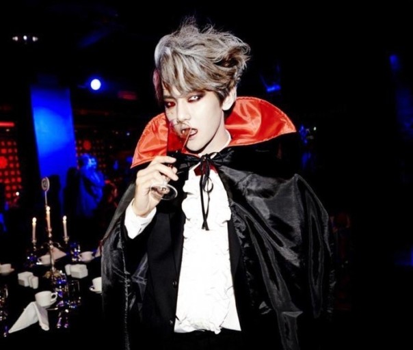 밤☂︎*̣̩˖ (@bbhgap) on Twitter photo 수상할 정도로 블랙과 레드가 잘어울리는 백현의 정체..? 수상할 정도로 블랙과 레드가 잘어울리는 백현의 정체..?