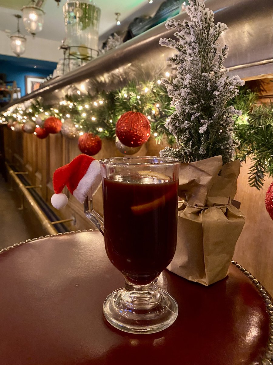 Our homemade mulled wine is the perfect way to warm up this festive season!🍷✨

#mulledwine #homemade #camdenpub #youngspubs
