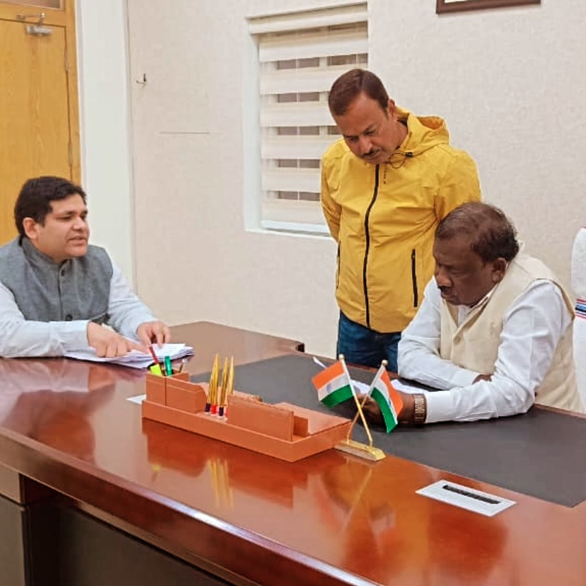 आज MDI BUILDING में स्कूली शिक्षा एवं साक्षरता विभाग के  सचिव  एवं झारखंड शिक्षा परियोजना परिषद के निदेशक तथा प्राथमिक शिक्षा के निदेशक के साथ विभागीय समीक्षा बैठक करते हुए।