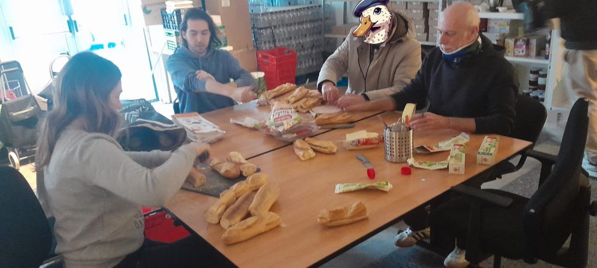 Canardsengages's tweet photo. En ce 15 décembre, 9 canards se donneront rendez vous afin d'assurer la maraude du jour

Une préparation assez fluide avec une personne gérant les boissons chaudes (café, eau chaude pour le thé et soupe) pour chacune des équipes, d'autres s'attèlent à la préparation des sandwichs https://t.co/ShYDmDGbzt