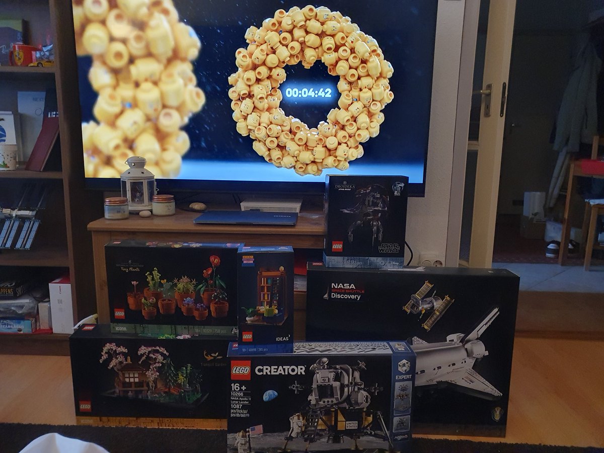 szcsadam's tweet photo. Vanilliás karika, nesszalimonádé, a legók és a sztream is bekészítve 😊 
Erre vártam egész évben 😊 
Köszi srácok az egész évi munkátokat, sok boldog pillanatot szerezetek nekünk 😊 
Boldog karácsonyt, és boldog új évet! És jó legózást! @thevrjani @thevrpisti @nessajkek https://t.co/46c3EfSc47