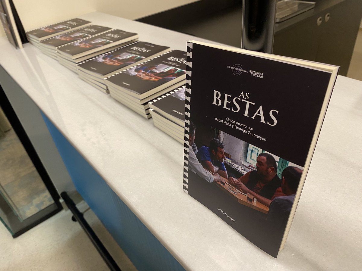 ¡TECLISTAS! YA DISPONIBLE (GRACIAS, <a href="/DAMAUTOR/">DAMA</a> 🤍) la charla de <a href="/clopezguionista/">Carlos López</a> con Rodrigo Sorogoyen e Isabel Peña sobre “AS BESTAS”, el último guion de la colección (ya a la venta en casa, en <a href="/OchoyMedio_/">Ocho y Medio</a> 👑).

📺: youtu.be/fpGR-3QHE7w?si…

¡70 GRACIAS y FELICES FIESTAS! 🎁🎄 📚