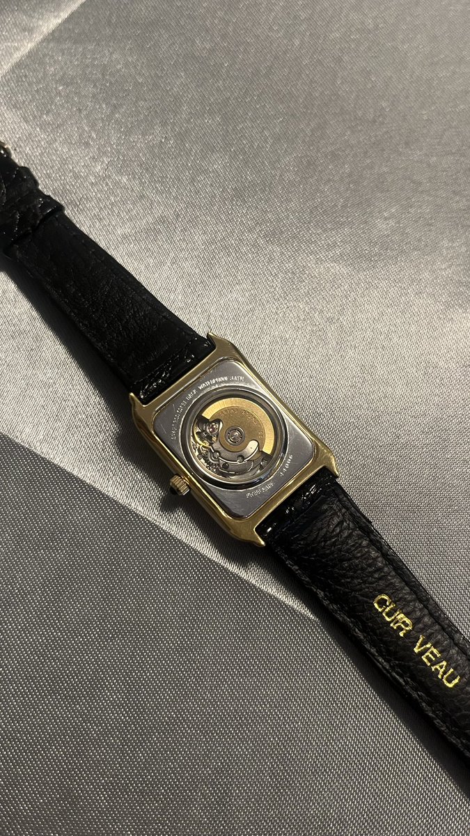 Retrhorlogerie's tweet photo. Cette tank automatique est équipée de la même base de mouvement ETA 2671 que ma Cartier Santos, pour 20x moins cher. 

C’est le tweet. https://t.co/YtJX1c8U4r