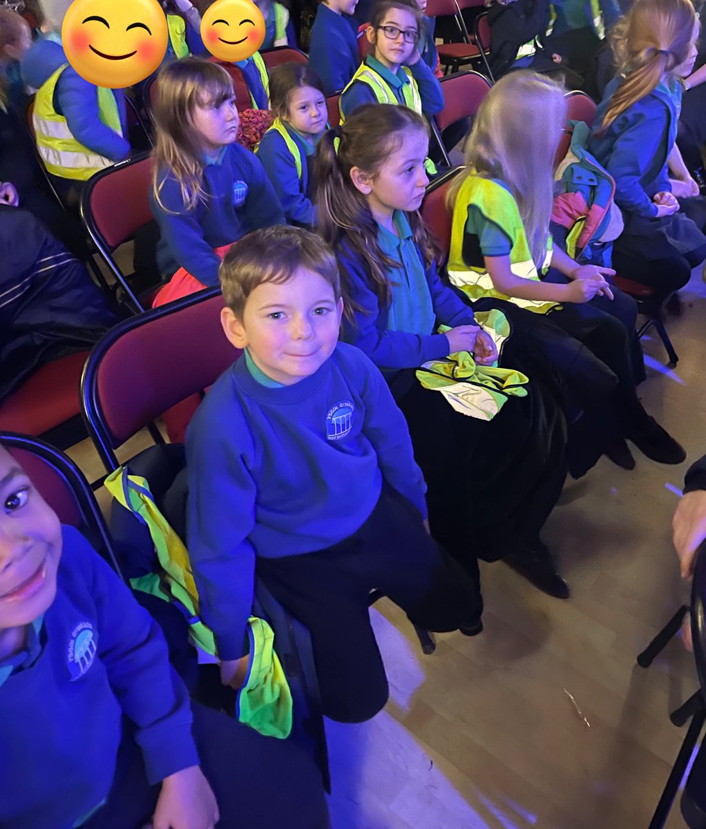 MissDWilliams6's tweet photo. Pawb wedi mwynhau gweld Sioe Nadolig Cyw 🐔🎅🏼 Everyone enjoyed seeing Cyw’s Christmas show🎅🏼🐔 https://t.co/TYH4nSKxKQ