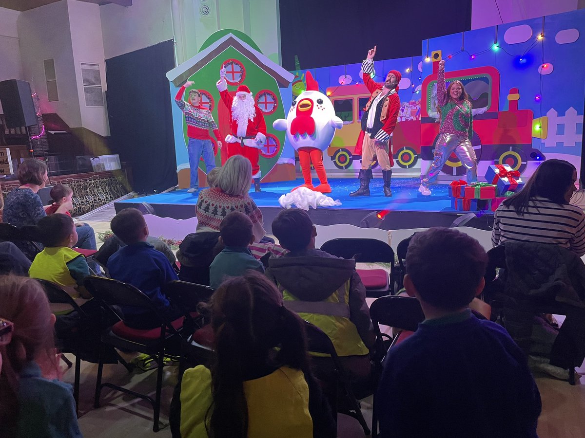 MissDWilliams6's tweet photo. Pawb wedi mwynhau gweld Sioe Nadolig Cyw 🐔🎅🏼 Everyone enjoyed seeing Cyw’s Christmas show🎅🏼🐔 https://t.co/TYH4nSKxKQ