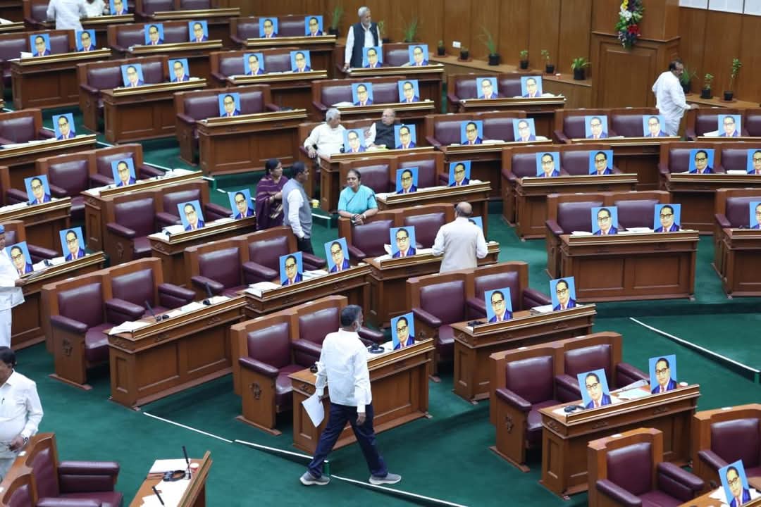 अमित शाह जी, आपके लिए ये तस्वीर

कर्नाटक की विधानसभा में- अंबेडकर.. अंबेडकर.. अंबेडकर.. अंबेडकर 

जय भीम ✊