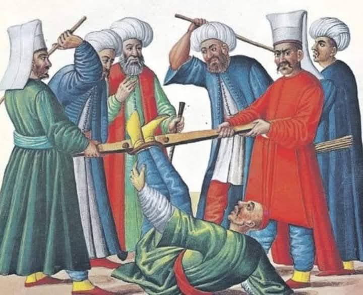 Enflasyon böyle düşürülür !

Osmanlı, Milleti Kazıklayan Esnafla Nasıl Mücadele Ederdi?

Esnaf aldığı mala en fazla yüzde %10-15 kâr koyabilirdi. %15'ten fazla kârla mal satan esnaf tespit edilirse, önce kadıya götürülür, ardından bir güzel sopa çekilirdi.