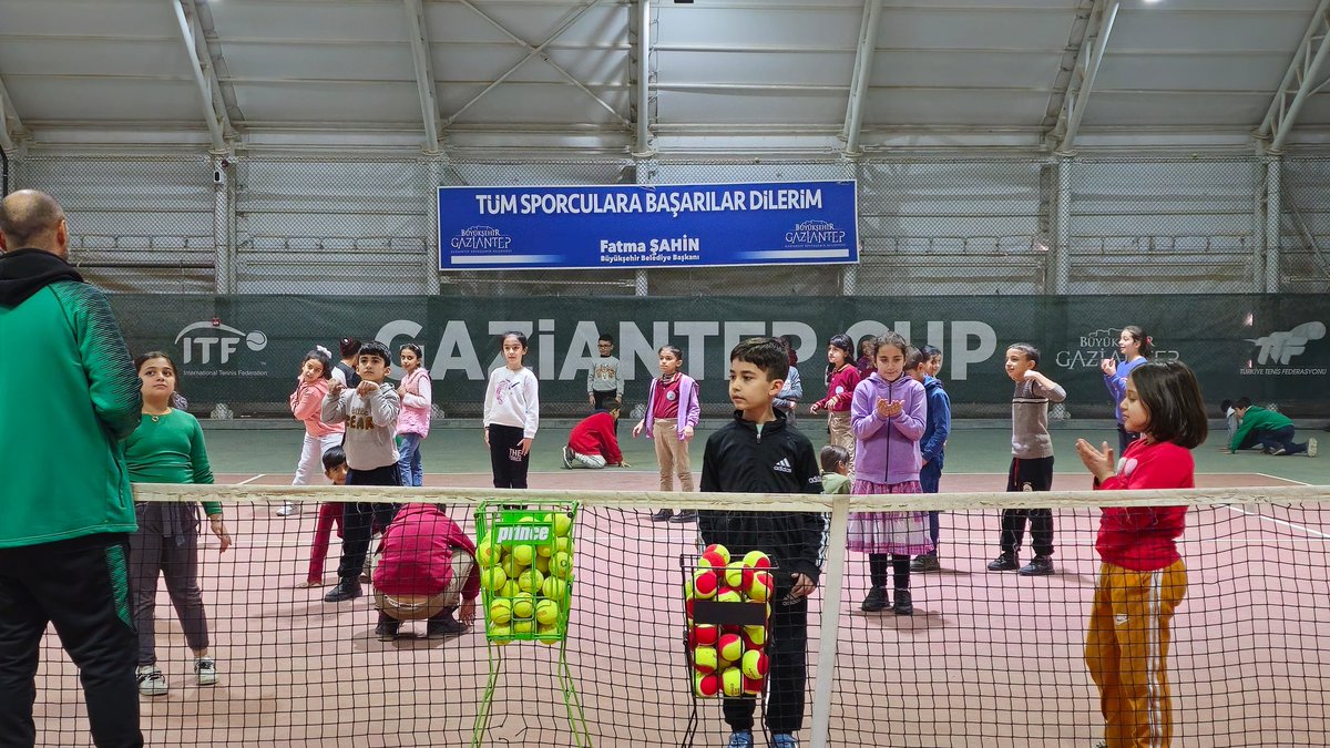 yasintepe's tweet photo. Minik raketler kortta🎾😊
Gaziantep Milli Eğitim Müdürlüğü ve Gaziantep Büyükşehir Belediyesi iş birliğiyle planlanan "Minik Raketler Kortta" projesi devam ediyor. 🌼
Muhteşemsiniz çocuklar👏
#sporşehrigaziantep https://t.co/6Q2bJrim80