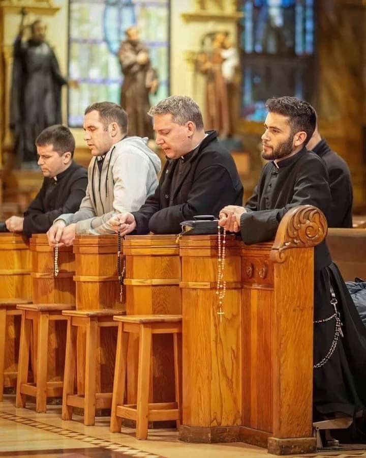 PrayTheRosary's tweet photo. Pray the Rosary everyday https://t.co/qQNWnDpKMf