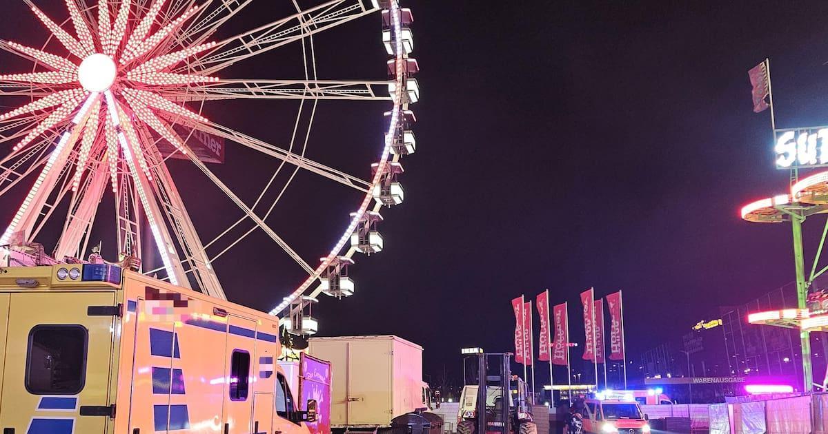 Unfall auf Weihnachtsmarkt in Berlin-Lichtenberg: Mitarbeiter von Fahrgeschäft erfasst maz-online.de/brandenburg/sc…