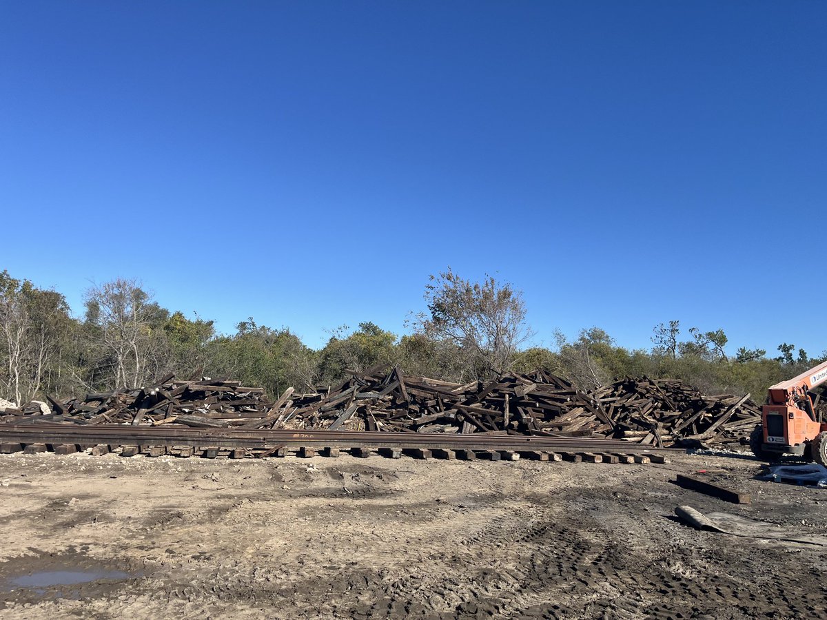 RailRecyling's tweet photo. Come see us today!♻️ #crushedconcrete #railroadties #landscapeties #constructionmaterials 🛤️♻️ https://t.co/vUToNv6bUo https://t.co/q1azsxhx1t