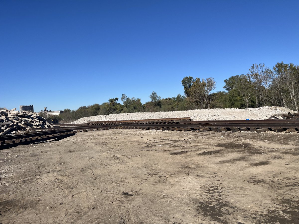 RailRecyling's tweet photo. Come see us today!♻️ #crushedconcrete #railroadties #landscapeties #constructionmaterials 🛤️♻️ https://t.co/vUToNv6bUo https://t.co/q1azsxhx1t