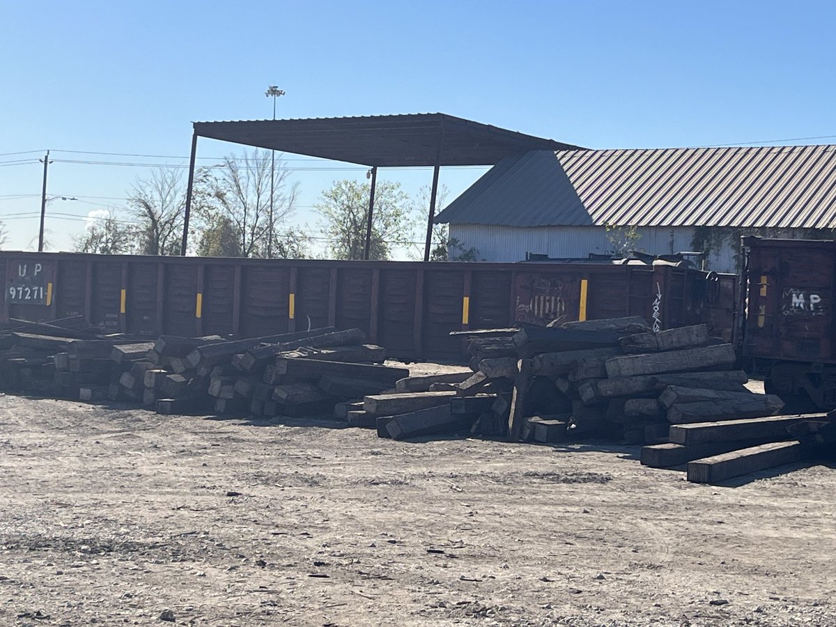 RailRecyling's tweet photo. Come see us today!♻️ #crushedconcrete #railroadties #landscapeties #constructionmaterials 🛤️♻️ https://t.co/vUToNv6bUo https://t.co/q1azsxhx1t