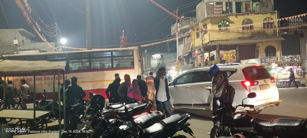 नगर पंचायत परतावल के मेन चौराहे पर सवारी गाड़िया बिना स्टैंड के मनमानी जगह रोक कर यातायात नियमों को बाधित कर लगा रहे जाम, आवागमन हो रहा है बाधित, जिम्मेदार मौन। 
<a href="/myogiadityanath/">Yogi Adityanath</a> 
<a href="/DmMaharajganj/">DM Maharajganj</a> 
<a href="/Uppolice/">UP POLICE</a>
<a href="/uptransportdept/">Transport Department, UP</a>
<a href="/maharajganjpol/">MAHARAJGANJ POLICE</a>