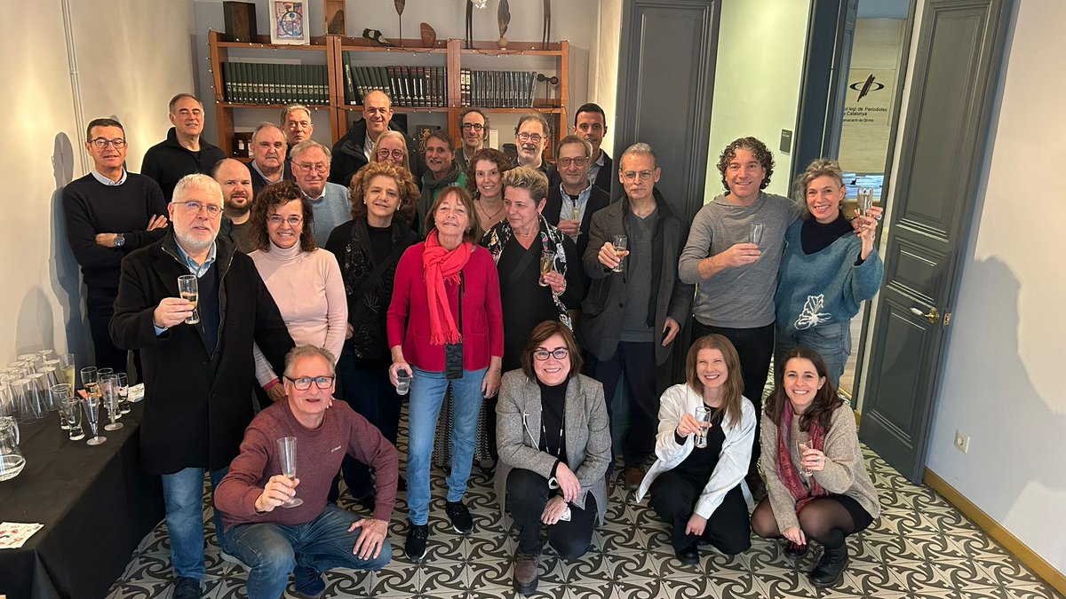 periodistes_cat's tweet photo. Una quarentena de col·legiats ens hem trobat avui en la III #TrobadadeNadal de Periodistes de Girona per estrenar les festes amb cava, torró i neules. 
🥂✨Txin-txin i per un 2025 ple de retrobaments amb companys i amics d'ofici! 
#CPCGirona #elsperiodistesfemcoses #Girona https://t.co/HUJ3WgqSM5