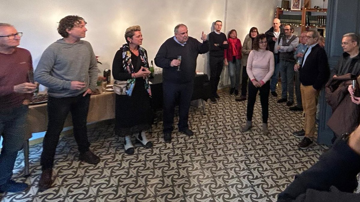 Una quarentena de col·legiats ens hem trobat avui en la III #TrobadadeNadal de Periodistes de Girona per estrenar les festes amb cava, torró i neules. 
🥂✨Txin-txin i per un 2025 ple de retrobaments amb companys i amics d'ofici! 
#CPCGirona #elsperiodistesfemcoses #Girona