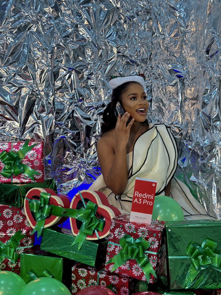 XiaomiNigeria's tweet photo. This Christmas isn't complete without the Redmi A3 Pro.π€
Snap, share, and shine bright! ππΈ
#RedmiA3Pro
#ChristmasWithRedmi https://t.co/3WpvDeAujq