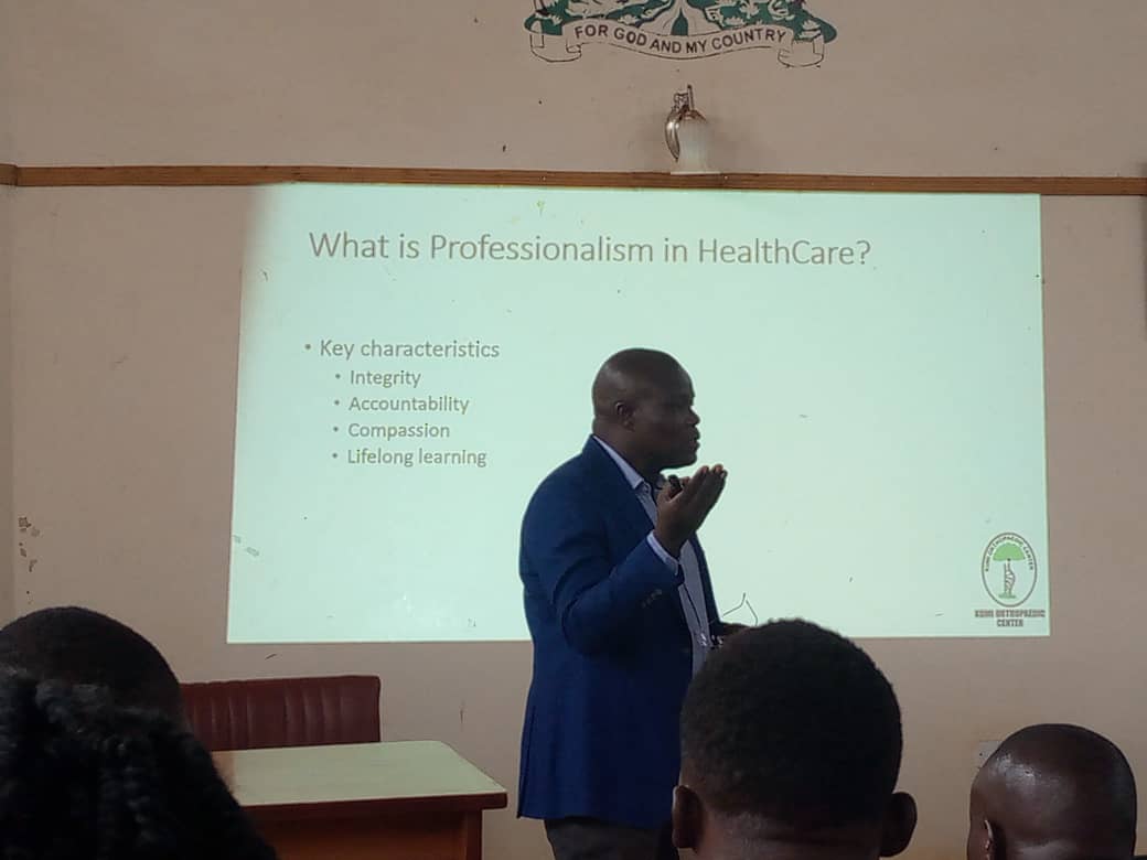 KumiOrthopaedic's tweet photo. Dr. John delivers a presentation on customer care and professionalism in healthcare at the Kumi District Annual Health Assembly.
#onehealthforall
@Kumiorthopod @MinofHealthUG @KumiDistrict https://t.co/kpemn1cLkI