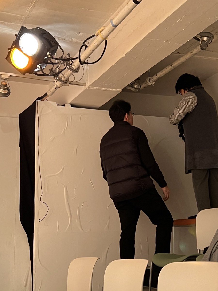 soft_gear's tweet photo. 今回の公演の最大の謎『音響さん照明さんはどこに?』…はい上之町いつもの調光室です。あの布の奥です。勿論舞台は目視できないので「映像が遅れる…なんならゾエのいかん顔で画面が固まる見守りカメラ」の映像と、役者の声を頼りに操作されていたそう。だのに役者側は絶対的な安心感。すご
#SOFTGEAR https://t.co/9poXgoVKLO