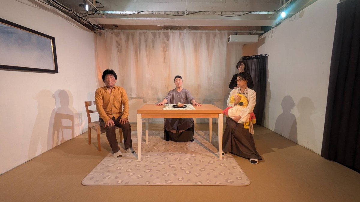 soft_gear's tweet photo. 今回の公演の最大の謎『音響さん照明さんはどこに?』…はい上之町いつもの調光室です。あの布の奥です。勿論舞台は目視できないので「映像が遅れる…なんならゾエのいかん顔で画面が固まる見守りカメラ」の映像と、役者の声を頼りに操作されていたそう。だのに役者側は絶対的な安心感。すご
#SOFTGEAR https://t.co/9poXgoVKLO