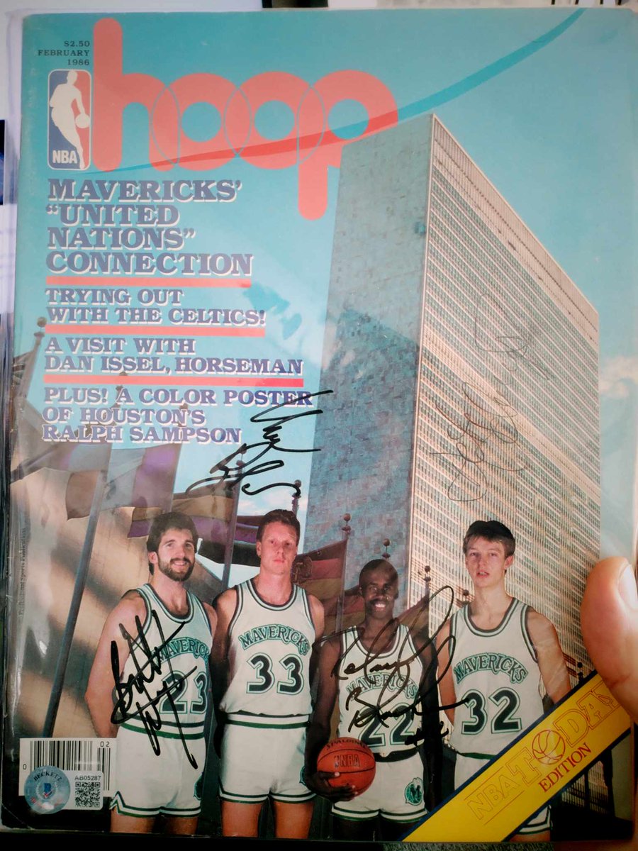Clutch-23 Production (@clutch23product) on Twitter photo J'ai récupéré cette incroyable merveille 🔥🔥🔥🔥
Le Hoop de Février 1986 avec en couverture la "MAVERICKS UNITED NATIONS CONNECTION"
Signé par (de gauche à droite)
<a href="/34billy42/">Bill Wennington</a> , Uwe Blab, <a href="/Dschrempf/">Detlef Schrempf</a> et Rolando Blackman <a href="/dallasmavs/">Dallas Mavericks</a> 🥰 J'ai récupéré cette incroyable merveille 🔥🔥🔥🔥
Le Hoop de Février 1986 avec en couverture la "MAVERICKS UNITED NATIONS CONNECTION"
Signé par (de gauche à droite)
<a href="/34billy42/">Bill Wennington</a> , Uwe Blab, <a href="/Dschrempf/">Detlef Schrempf</a> et Rolando Blackman <a href="/dallasmavs/">Dallas Mavericks</a> 🥰