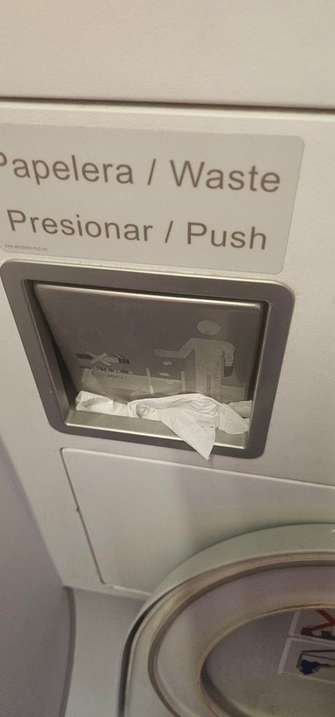 Mensabo's tweet photo. Coges un vuelo de @iberiaexpress y te encuentras nada más despegar como el de una discoteca a las 6 de la mañana. OLOR INSOPORTABLE.
@FACUA @Iberia https://t.co/LwbP19arJ1