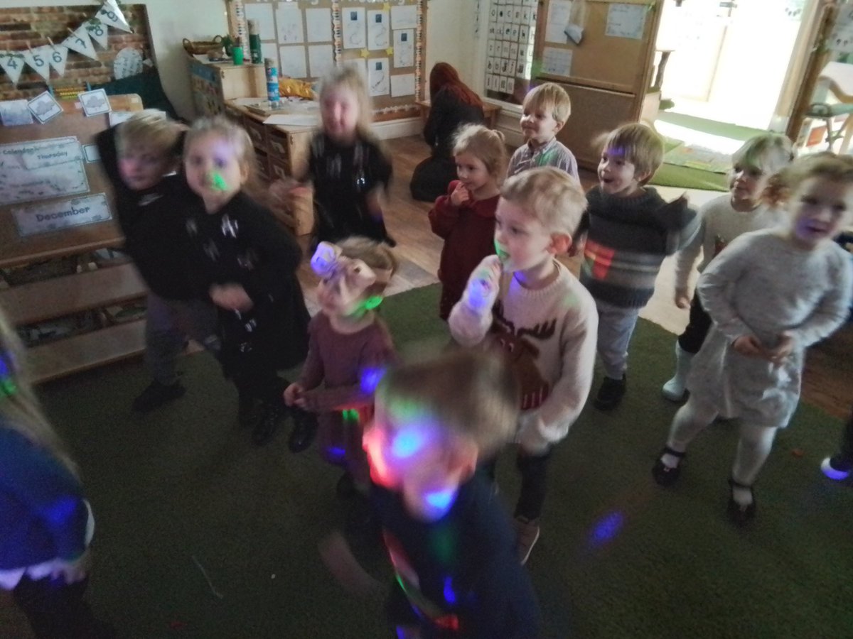 Afternoon dancing under way at our Christmas party <a href="/DeltaTheParks/">The Parks Academy</a> 🎄💙