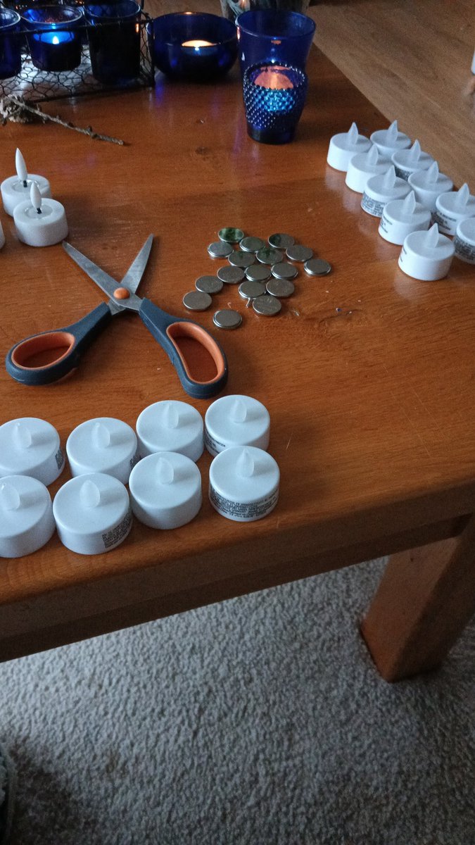 Emsland73's tweet image. Wie heeft bedacht dat er ook iniminie #schroefjes in #waxinelichtjesv zitten en losgedraaid moeten worden...? Die gaan er echt niet meer in. Dat scheelt de volgende keer weer werk..... #gepruts