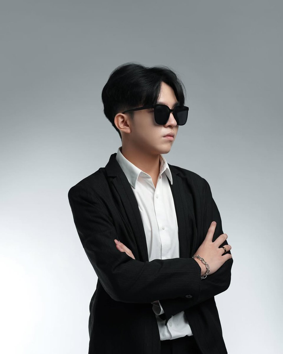 fansemaxwell's tweet photo. maxwelerz jok lupa streaming lagu mekswelllll dan beli kacamata nya biar kapell sama meks #timsekop https://t.co/jrEyMMROyP