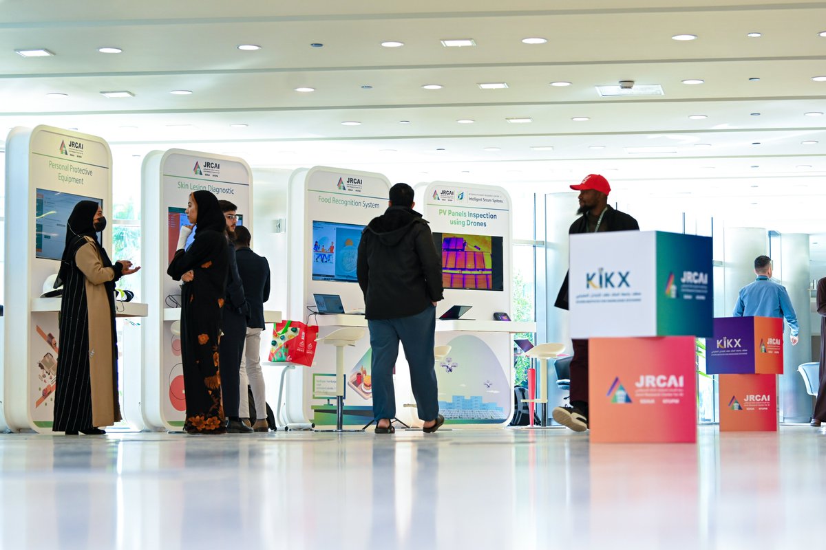 أكثر من 20 ملصقًا علمياً! 💥

جمع "معرض مشاريع الذكاء الاصطناعي" في #جامعة_الملك_فهد_للبترول_والمعادن الطلاب والباحثين وخبراء الصناعة للتعرّف على تطورات الذكاء الاصطناعي وتطبيقاته.

لقراءة المزيد: kfupm.me/ai-projects
#KFUPM