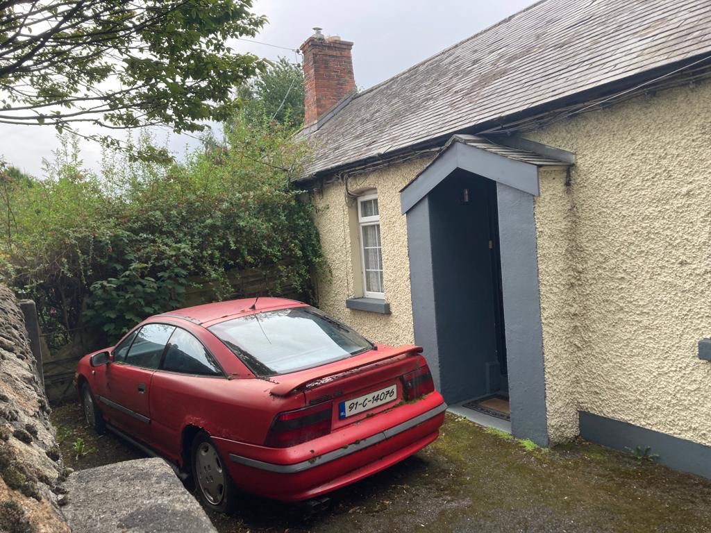 Originally, this week's find was to be a fetching Opel Calibra, which I'd been eyeing since last summer. I've always fancied GM's sexy Vectra, especially this 16-valver with gaudy plates and bubbling bodywork. Sadly, the scrappers had beaten us to it. Have an old photo and weep.