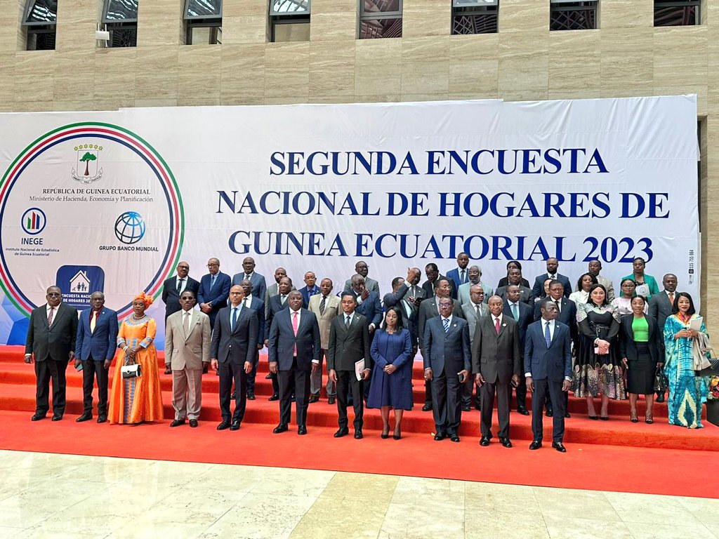 SeveroEstrada1's tweet photo. Ha sido un placer participar en la ceremonia de la Segunda Encuesta de hogares de Guinea Ecuatorial realizada en Sipopo; aplaudir también el arduo trabajo del equipo del @inegedifusion https://t.co/ymOsS8P6Rz