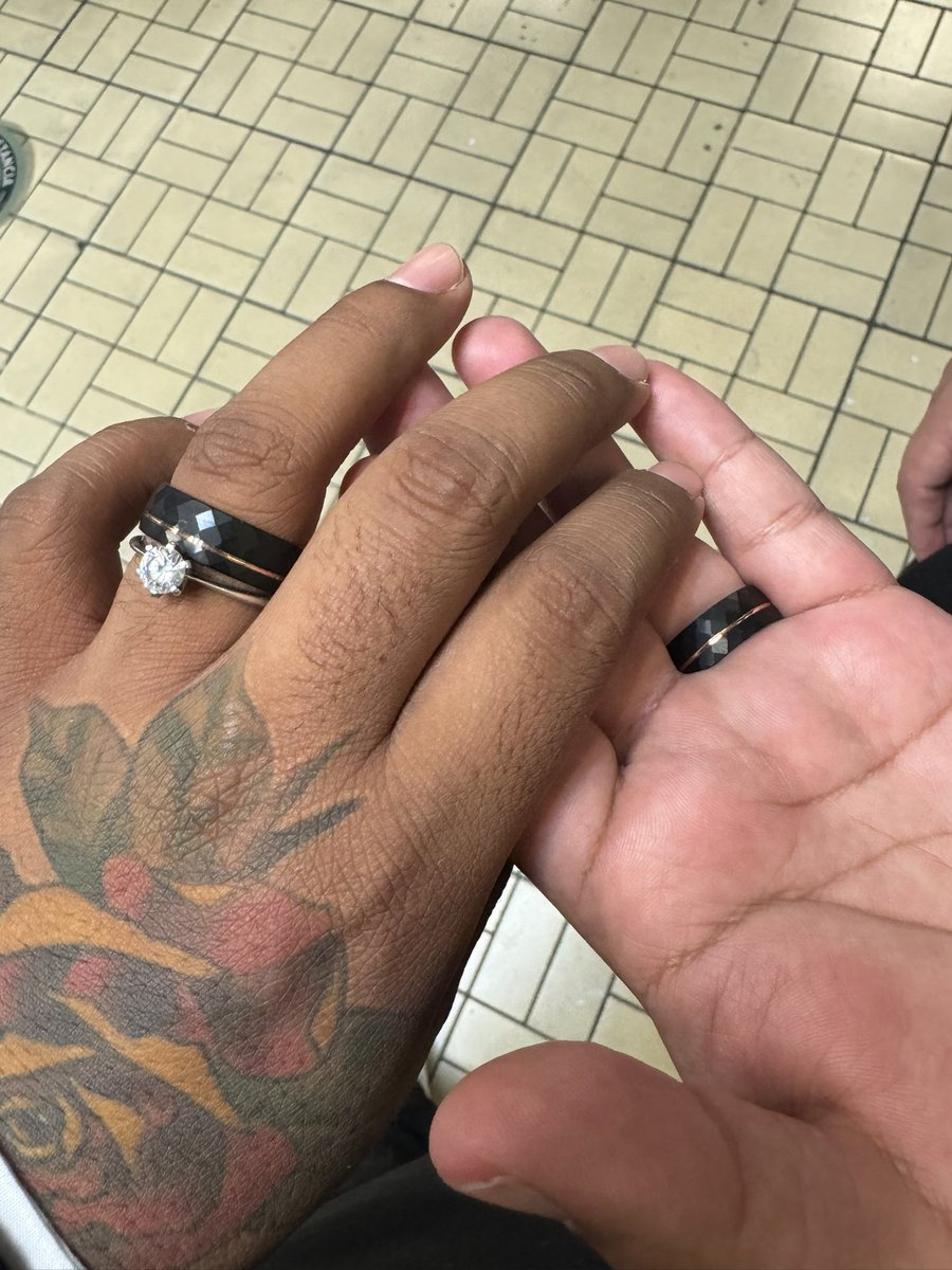 OsvaldoSilver's tweet photo. Me casé hermoses🧡💚 https://t.co/nI4Rt42iGE