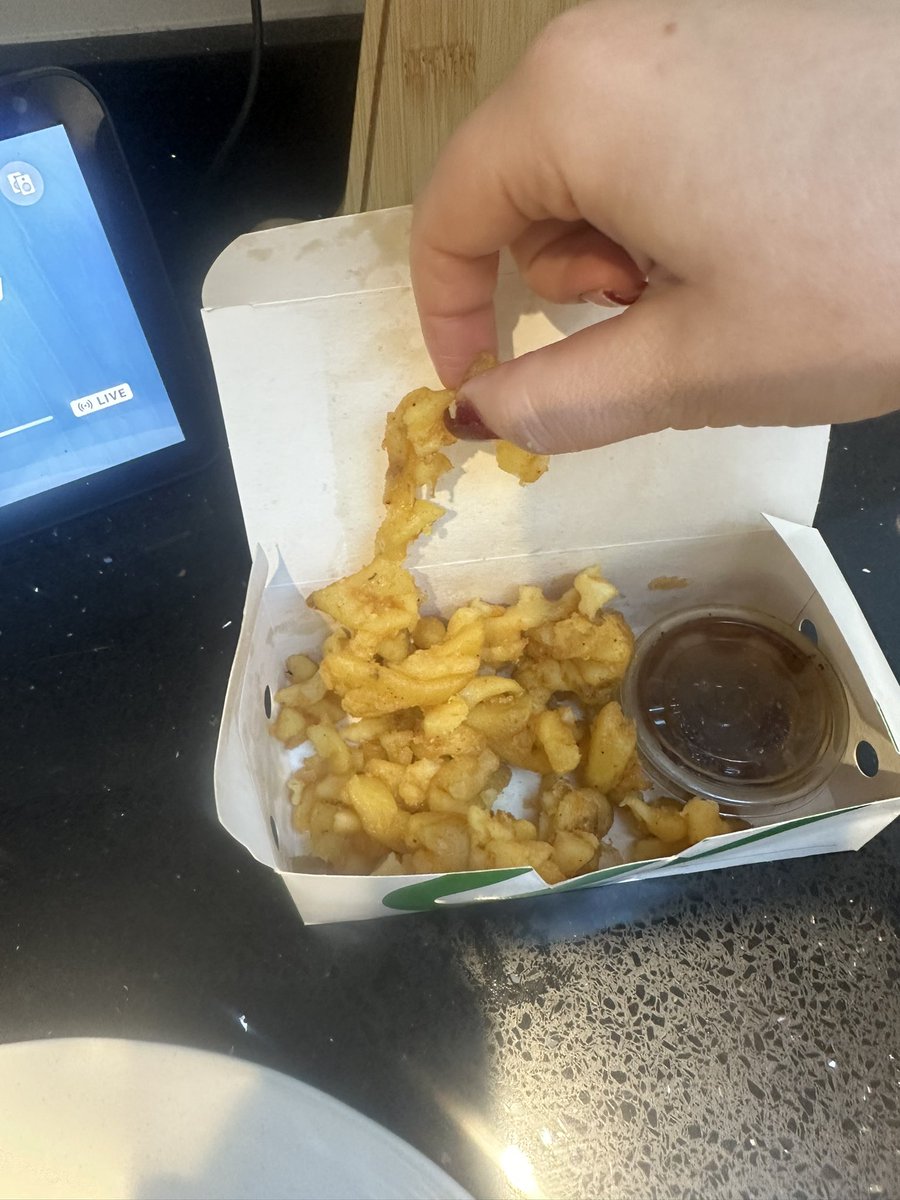 Ellllaa_'s tweet photo. @SUBWAY what is this? Because I’ve certainly surely not been delivered the waffle fries you advertise on your menu… disgusting https://t.co/J15vmv1FNl