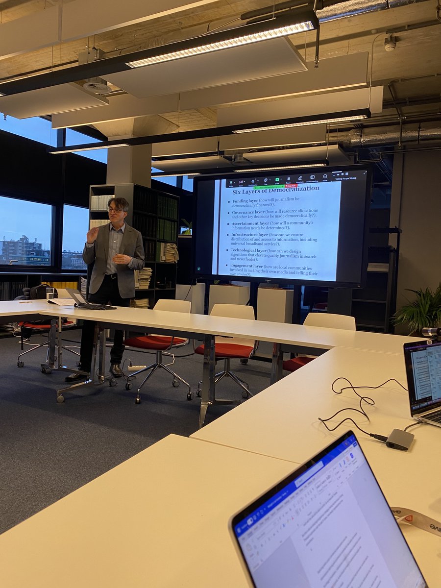 🙏 Very much enjoyed <a href="/VWPickard/">Victor Pickard</a>'s talk on reimagining local media infrastructures at <a href="/ivir_uva/">IViR</a>. In it, he analyzed some of the structural problems afflicting our information ecosystems. In addition, he offered some 'non-reformist media reforms'.
More info: ivir.nl/nl/agenda/ivir…