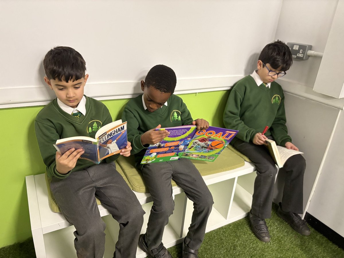 firsprimarysale's tweet photo. #Y4Poplar had one last visit today to our library before Christmas. The children all have a book to read over the festive period. Happy Christmas reading! π #readingforpleasure #Readingfirs https://t.co/3ivzCoXn2V