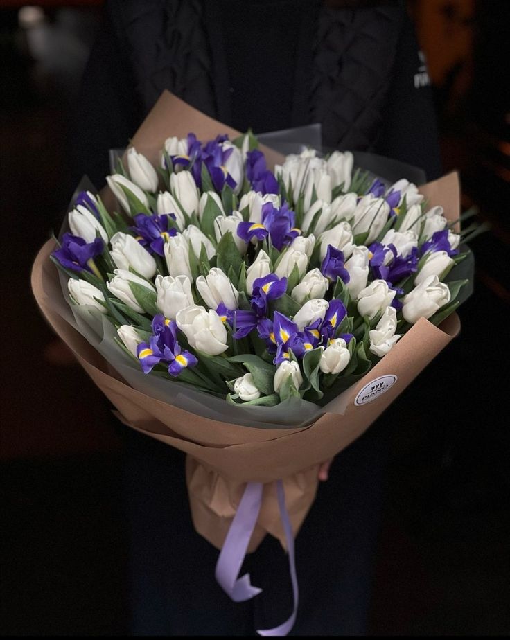 A bouquet of irises was delivered to @CamilleThePsych early this morning.

'𝘓𝘰𝘷𝘦, 𝘒𝘭𝘢𝘶𝘴'