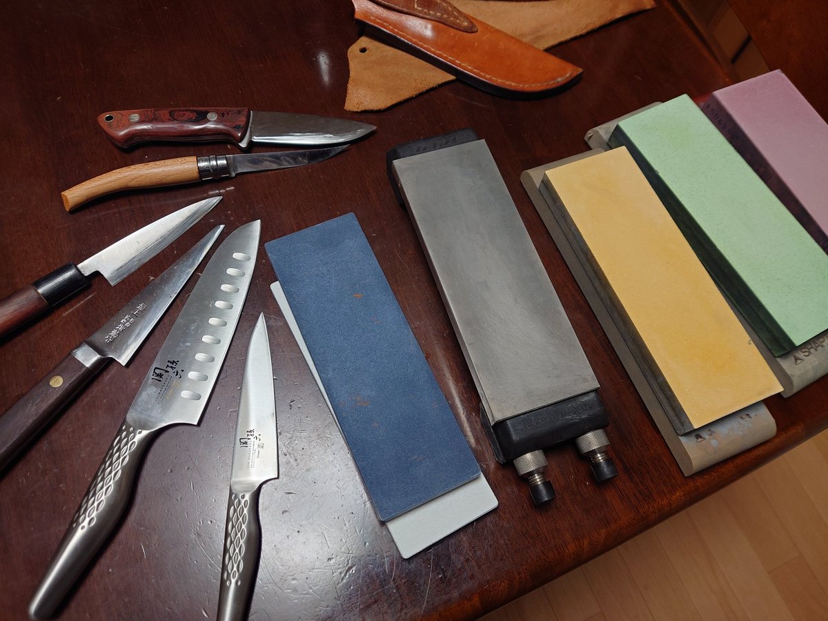 uruurupon's tweet image. さて研ぎ日。

包丁２本頼まれたのでついでに自分の骨スキとアジ切りやらも研ぐ🤣

#SHAPTON
#超セラ