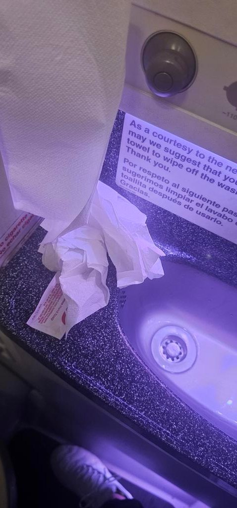 Mensabo's tweet photo. Vuelo Madrid TFN. Baños nada más  subir al avión, apostando cómo el de una discoteca a las 6 de la mañana.
Sin tiempo entre vuelo y vuelo para higienizar.
@Iberia @iberiaexpress @FACUA https://t.co/8yP8c8Nh6o