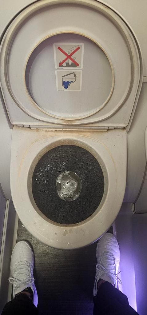 Mensabo's tweet photo. Vuelo Madrid TFN. Baños nada más  subir al avión, apostando cómo el de una discoteca a las 6 de la mañana.
Sin tiempo entre vuelo y vuelo para higienizar.
@Iberia @iberiaexpress @FACUA https://t.co/8yP8c8Nh6o