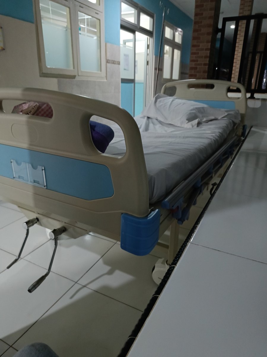 bahkan ada orang yang terlalu drama, lihat brankar di selasar aja ndredeg, nafas ga beraturan, dan mencoba untuk terus mengobrol agar menetralisir keadaan..
.
.
ya aku sih orangnya itu..